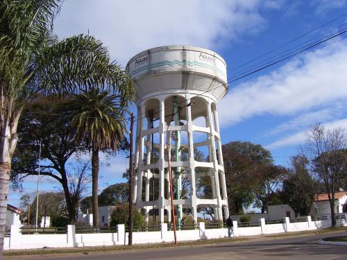 Tanque de agua a la entrada de la ciudad, por Rodolfo Cabral