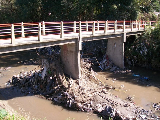 El día 14 de agosto de 2011, puente peatonal del arroyo.