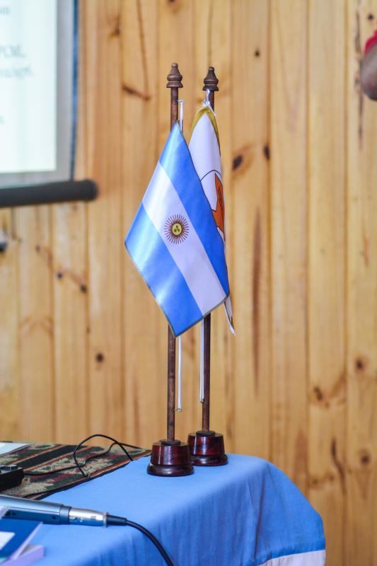 La bandera nacional y la bandera de la Comisión.
