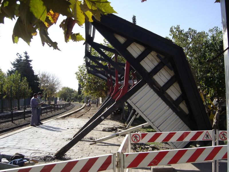 Demolición  de las antiguas instalaciones de la estación de Villa España. Una verdadera lastima.