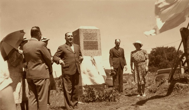 El Doctor Fernando Pozzo inaugura un monolito recordatorio a unos 400 metros del rancho natal del escritor (1941)