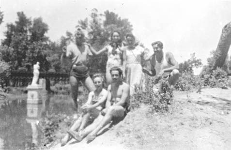 Vecinos disfrutando del Arroyo de Plátanos, circa de 1950.